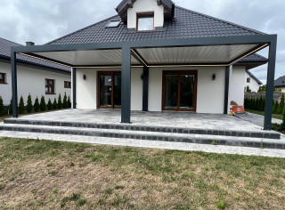 Pergola lamelowa połączona z dwóch modułów i oświetleniem LED