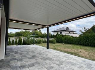 Pergola lamelowa połączona z dwóch modułów i oświetleniem LED