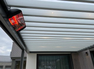 Pergola lamelowa z oświetleniem LED punktowym, promiennikiem i częściową zabudową boczną