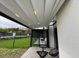 Pergola RTS z szybą-świetlikiem, montowana we wnęce budynku, zapewniająca optymalne doświetlenie mieszkania. Dodatkowo pergola została wyposażona w ruchome lamelki aluminiowe na jednym z boków.
