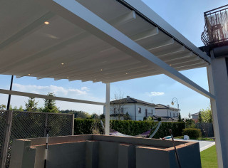 Pergola materiałowa Premium z LED wolnostojąca mocowana do ściany. Kolor biały mat