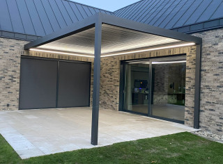 Pergola lamelowa model Sun Breaker z oświetleniem LED. Kolor konstrukcji FSM71913 oraz kolor piór RAL9007