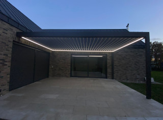 Pergola lamelowa model Sun Breaker z oświetleniem LED. Kolor konstrukcji FSM71913 oraz kolor piór RAL9007