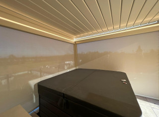 Pergola lamelowa Sun Breaker. Dodatkowo, rolety boczne ZIP Screen, promiennik ciepła oraz oświetlenie LED. Kolor konstrukcji RAL 1013