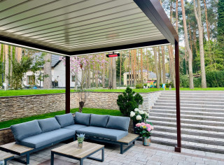 Pergola lamelowa SB 400 z LED oraz dwoma promiennikami ciepła. Kolor RAL 8014