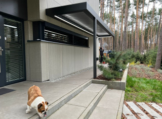 Pergola lamelowa z oświetleniem LED. Zadaszenie wejścia z możliwością rozbudowy.