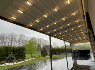 Pergola materiałowa RTS, oświetlenie LED z regulacją, promienniki ciepła. Dł. 13,7m, 3 moduły, 3,7m wysięg. Każde poszycie sterowane niezależnie (mogą zwijać się na raz). Kolor RAL 7016 struktura.