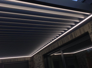 Pergola lamelowa model Sun Breaker z oświetleniem LED. Kolor konstrukcji FSM71913 oraz kolor piór RAL9007