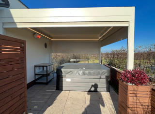 Pergola lamelowa Sun Breaker. Dodatkowo, rolety boczne ZIP Screen, promiennik ciepła oraz oświetlenie LED. Kolor konstrukcji RAL 1013