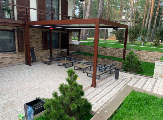 Pergola lamelowa SB 400 z LED oraz dwoma promiennikami ciepła. Kolor RAL 8014