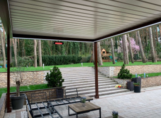 Pergola lamelowa SB 400 z LED oraz dwoma promiennikami ciepła. Kolor RAL 8014