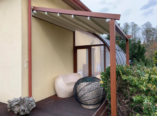 Pergola materiałowa model Slim. Lakier drewnopodobny, sterowanie ręczne