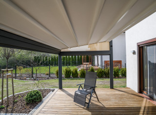 Pergola materiałowa, tkaninowa Lubas premium z zabudową boczną Warszawa 3.jpg