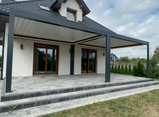 Pergola lamelowa połączona z dwóch modułów i oświetleniem LED