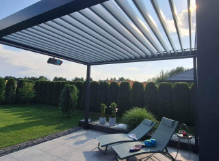 Pergola lamelowa z promiennikiem i oświetleniem LED