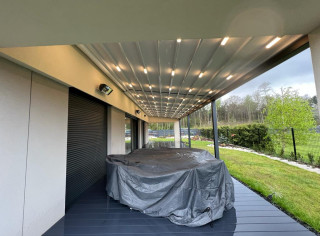 Pergola materiałowa RTS, oświetlenie LED z regulacją, promienniki ciepła. Dł. 13,7m, 3 moduły, 3,7m wysięg. Każde poszycie sterowane niezależnie (mogą zwijać się na raz). Kolor RAL 7016 struktura.