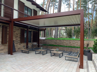 Pergola lamelowa SB 400 z LED oraz dwoma promiennikami ciepła. Kolor RAL 8014