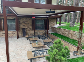 Pergola lamelowa SB 400 z LED oraz dwoma promiennikami ciepła. Kolor RAL 8014