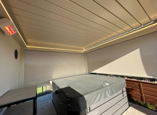 Pergola lamelowa Sun Breaker. Dodatkowo, rolety boczne ZIP Screen, promiennik ciepła oraz oświetlenie LED. Kolor konstrukcji RAL 1013