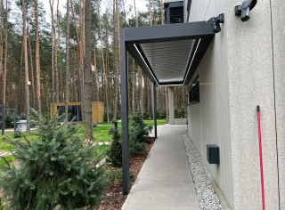 Pergola lamelowa z oświetleniem LED. Zadaszenie wejścia z możliwością rozbudowy.