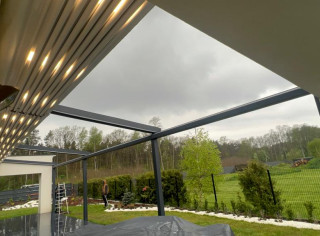 Pergola materiałowa RTS, oświetlenie LED z regulacją, promienniki ciepła. Dł. 13,7m, 3 moduły, 3,7m wysięg. Każde poszycie sterowane niezależnie (mogą zwijać się na raz). Kolor RAL 7016 struktura.