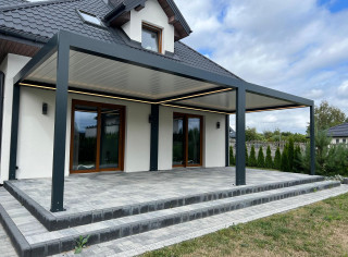 Pergola lamelowa połączona z dwóch modułów i oświetleniem LED