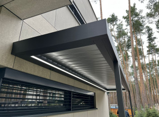 Pergola lamelowa z oświetleniem LED. Zadaszenie wejścia z możliwością rozbudowy.