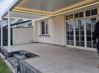 Pergola lamelowa łączona modułowo, oświetlenie LED