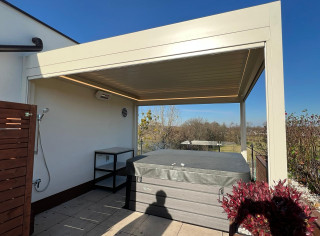 Pergola lamelowa Sun Breaker. Dodatkowo, rolety boczne ZIP Screen, promiennik ciepła oraz oświetlenie LED. Kolor konstrukcji RAL 1013