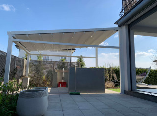 Pergola materiałowa Premium z LED wolnostojąca mocowana do ściany. Kolor biały mat