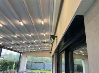 Pergola materiałowa RTS, oświetlenie LED z regulacją, promienniki ciepła. Dł. 13,7m, 3 moduły, 3,7m wysięg. Każde poszycie sterowane niezależnie (mogą zwijać się na raz). Kolor RAL 7016 struktura.