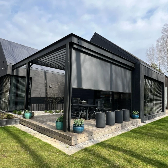 Pergola tarasowa z roletą boczną
