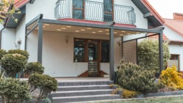 Pergola lamelowa czy pergola materiałowa? Najważniejsze różnice!