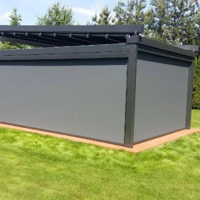 pergola-materialowa-szara-wolnostojaca-szare-rolety-boczne-3.webp