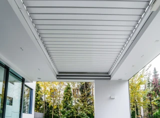 Pergola-lamelowa-wdachu-biala-3.webp