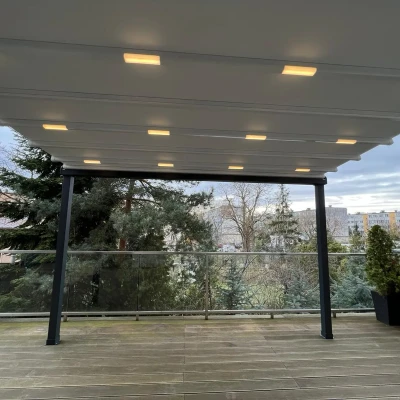pergola-materialowa-szara-w-bloku-na-tarasie-3.webp