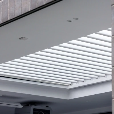 Pergola-lamelowa-wdachu-biala-1.webp
