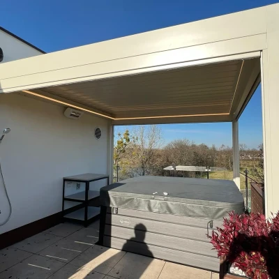 Pergola-lamelowa-jasna-rolety-jacuzzy-1.webp