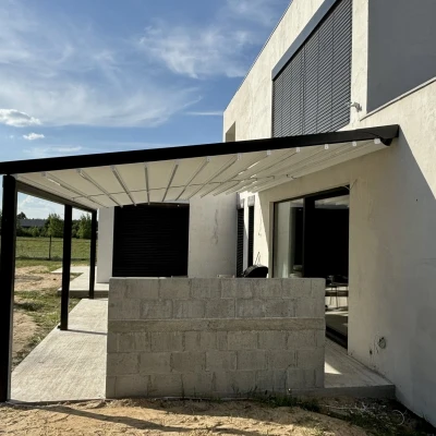 pergola-materialowa-szara-minimal-dom-1.webp