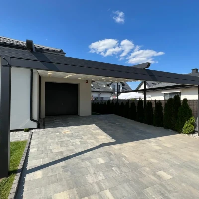 pergola-materialowa-szara-nad-garazem-4.webp
