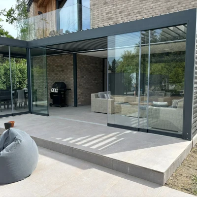 Pergola-lamelowa-ogrodzimowy-przesuwaneszyby-2.webp