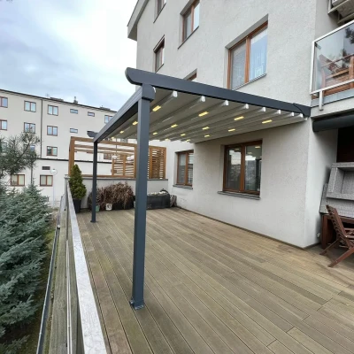 pergola-materialowa-szara-w-bloku-na-tarasie-1.webp