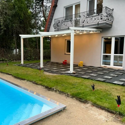 pergola-materialowa-jasna-basen-2.webp