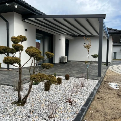 pergola-materialowa-szara-kamienie-2.webp