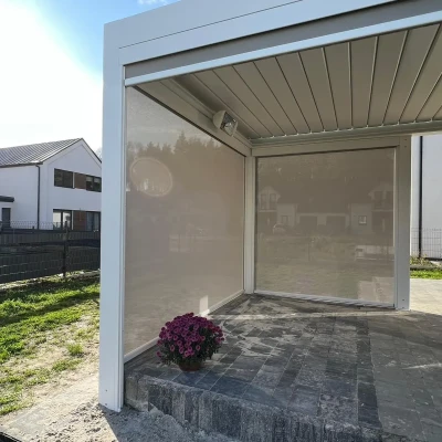 Pergola-lamelowa-jasna-rolety-bezowe-2.webp