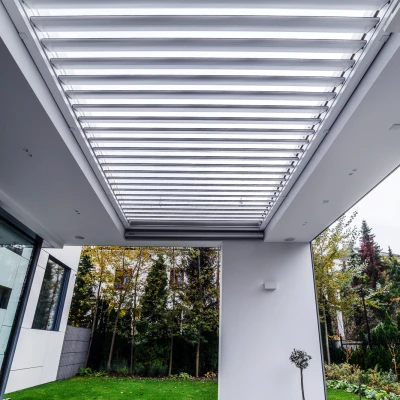 Pergola-lamelowa-wdachu-biala-4.webp