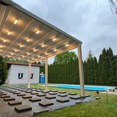 pergola-materialowa-jasna-basen-4.webp