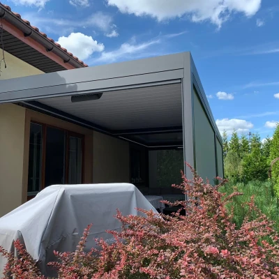 Pergola-lamelowa-zakryte-meble-1.webp