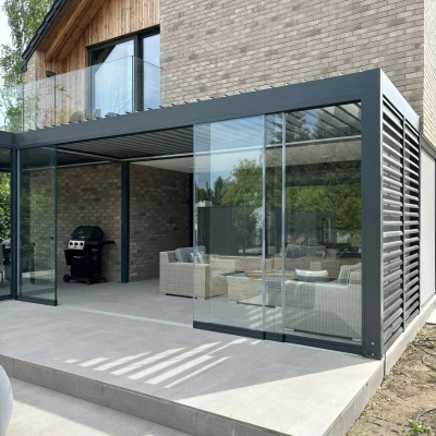 Pergola-lamelowa-ogrodzimowy-przesuwaneszyby-1.webp