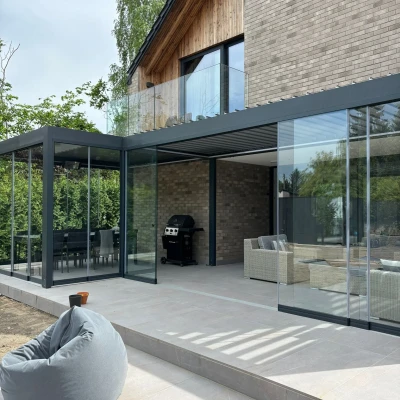 Pergola-lamelowa-ogrodzimowy-przesuwaneszyby-4.webp
